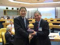Prof. Chan presents souvenir to Prof. Chang Zhijie, Tsinghua University